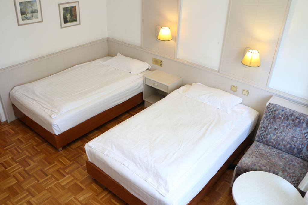 Hotel Wasserpalast - Breakfast For Free!!! 그라츠 객실 사진